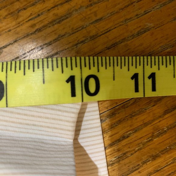 Ladies UnderArmour shorts sz 4 - Picture 8 of 8